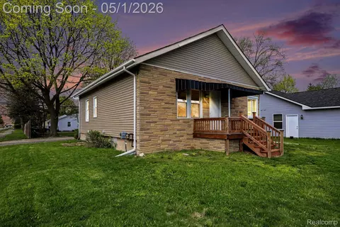 5200 Hatchery Rd, Waterford, MI 48329