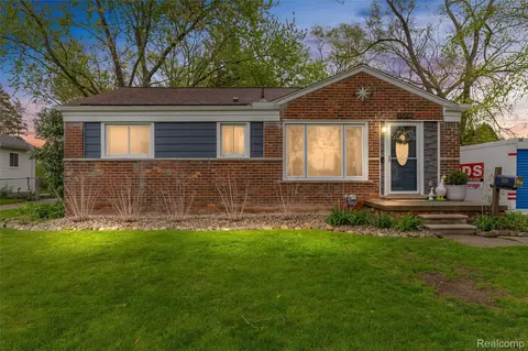 11298 Garden St E, Livonia, MI 48150