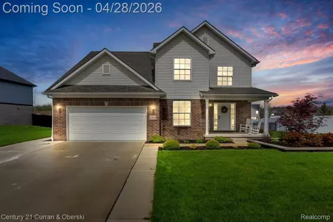 27070 Celtic Dr, Flat Rock, MI 48134