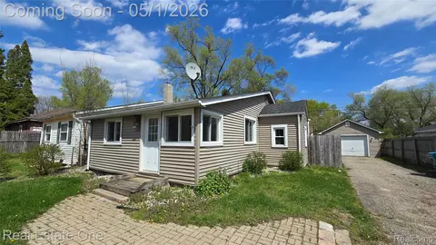 3148 Woodlawn St, Commerce, MI 48390