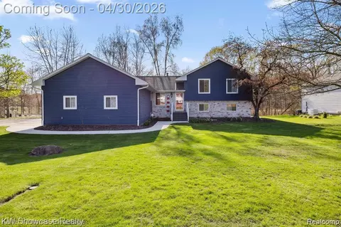 543 Woodland Dr, South Lyon, MI 48178