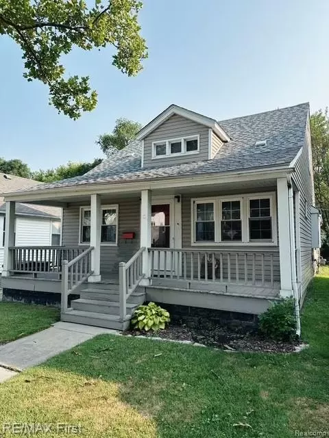 2202 Hollywood Ave, Grosse Pointe Woods, MI 48236