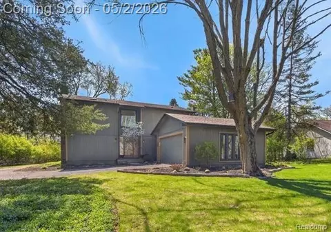 7025 Cedarbank Dr, West Bloomfield, MI 48324