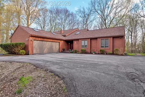 8412 Beacon Ln, Northville, MI 48168
