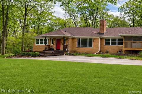 27634 Wellington St, Farmington Hills, MI 48334