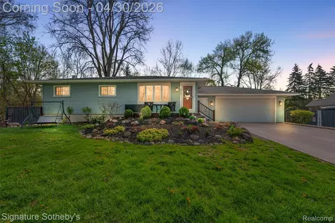2721 Midvale Dr, Rochester Hills, MI 48309
