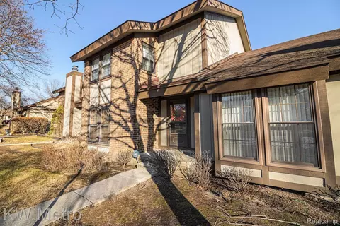 25062 Oakbrooke Dr, Southfield, MI 48033