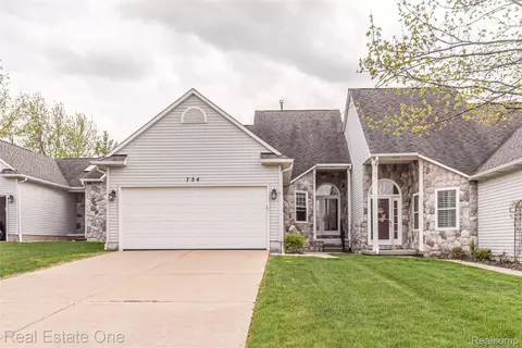 754 Challenging Trl, South Lyon, MI 48178