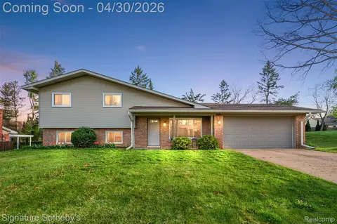 2682 Costa Mesa Rd, Waterford, MI 48329