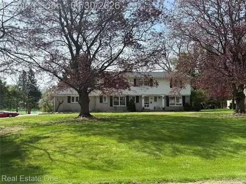 26023 Meadow Dr, Franklin, MI 48025