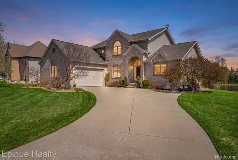 9493 Aspen View Dr, Grand Blanc, MI 48439