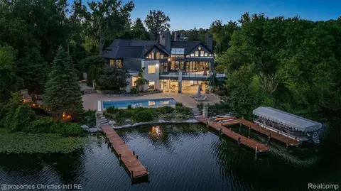 4912 Oakwood Ct, Commerce, MI 48382
