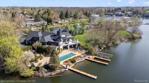 4912 Oakwood Ct, Commerce, MI 48382