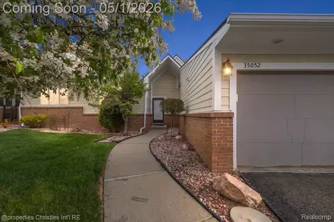 35052 Meadow Ln, Farmington Hills, MI 48335
