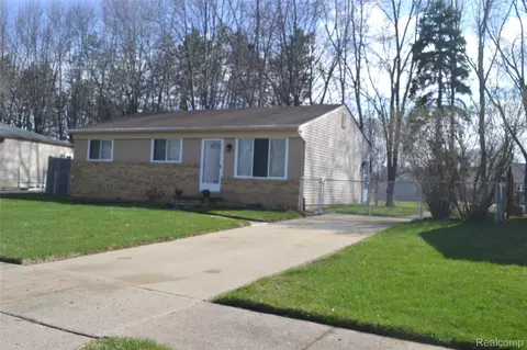 42428 Greenbrier Ln, Clinton Township, MI 48038