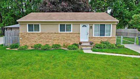42428 Greenbrier Ln, Clinton Township, MI 48038