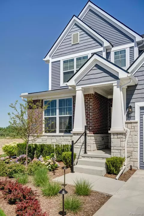 2325 Provencal Dr, Commerce, MI 48382