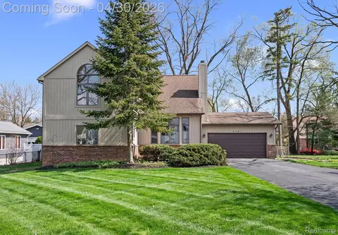 5461 Putnam Dr, West Bloomfield, MI 48323