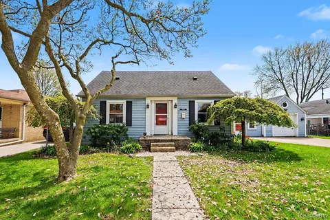 22460 Daniels St, Saint Clair Shores, MI 48081