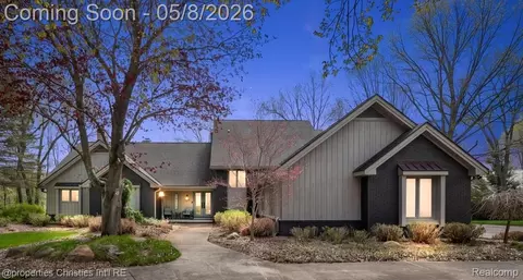 1071 Woodbridge Ln, Oakland, MI 48306