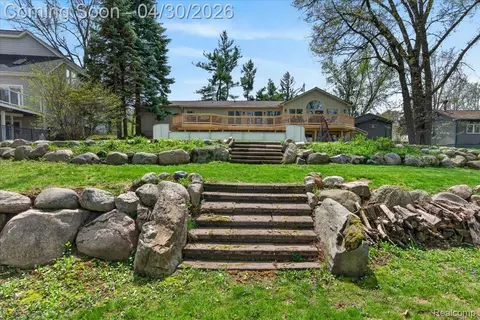 3945 N Vanstone Dr, Commerce, MI 48382
