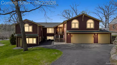 2745 Lari Ct, West Bloomfield, MI 48324