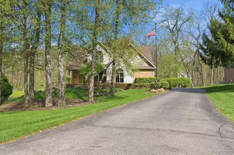 7042 Autumn Wood Dr, Brighton, MI 48116
