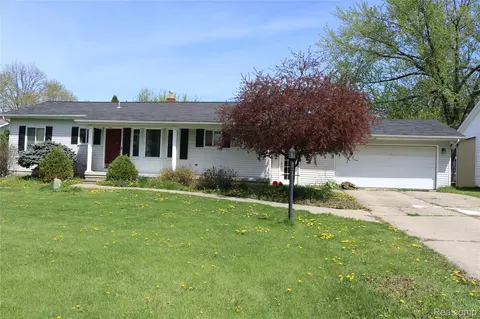 1073 Sarah St, Grand Blanc, MI 48439