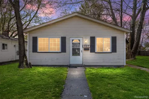 8694 Maxwell Ave, Warren, MI 48089