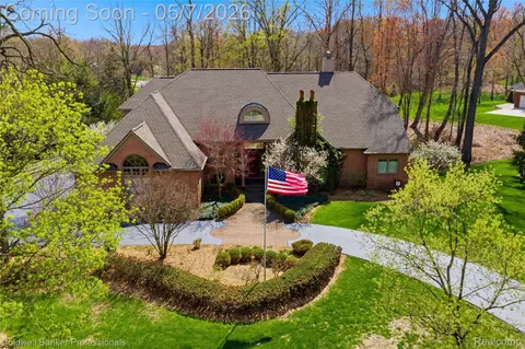 7520 Mistwood Dr, White Lake, MI 48383