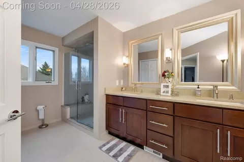 Bath - 45021 Riverwoods Dr, Macomb, MI 48044 photo 2 of 4