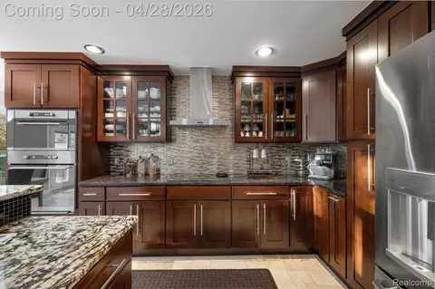 Kitchen - 45021 Riverwoods Dr, Macomb, MI 48044 photo 5 of 6