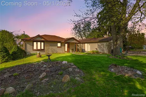 16280 Softwater Lake Dr, Argentine, MI 48451