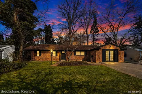 16046 W 13 Mile Rd, Beverly Hills, MI 48025
