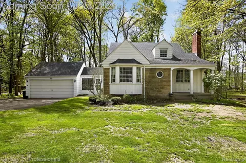 15985 Oak Dr, Livonia, MI 48154