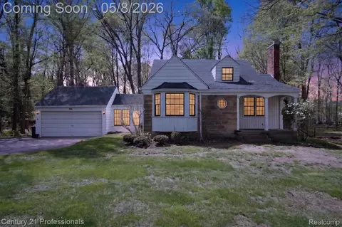 15985 Oak Dr, Livonia, MI 48154