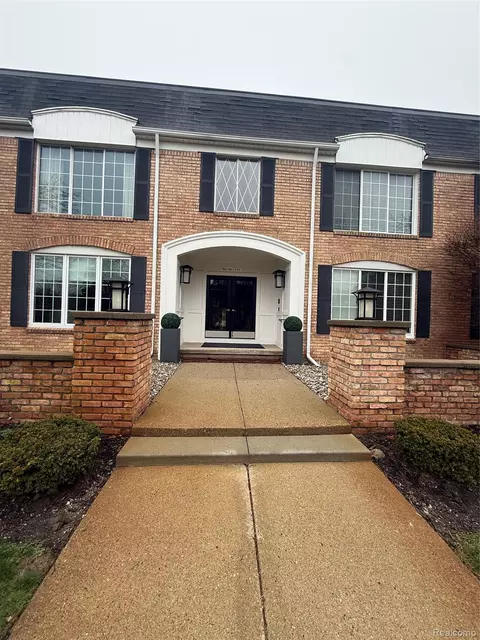150 E Long Lake Rd, Bloomfield Hills, MI 48304