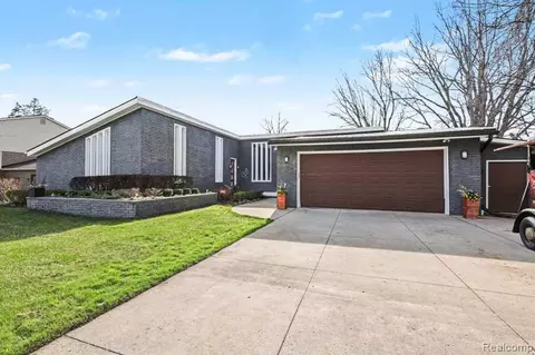 310 Pine Tree Rd, Lake Orion, MI 48362