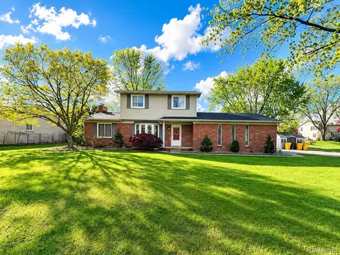 9739 Waterway Dr N, Grosse Ile, MI 48138