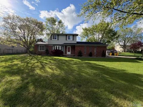 9739 Waterway Dr N, Grosse Ile, MI 48138