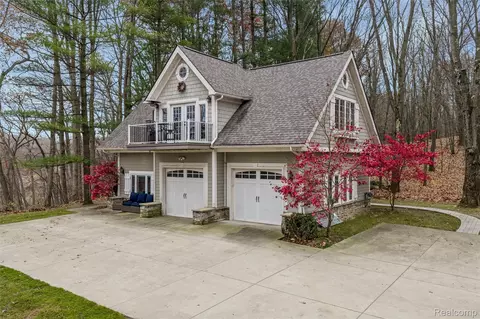 8400 Jennifer Ln, Rose, MI 48442