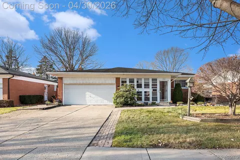 33807 Swan Dr, Sterling Heights, MI 48312