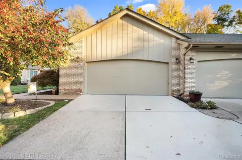 43058 W Kirkwood Dr, Clinton Township, MI 48038