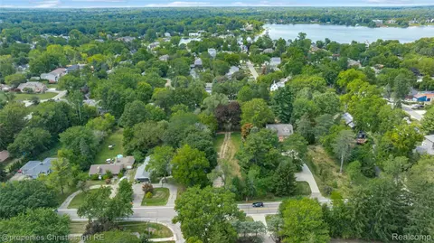 5620 Inkster Rd, West Bloomfield, MI 48323