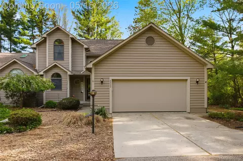 6432 Pinebrook Ln, Burton, MI 48509