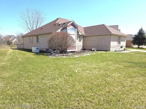 21966 Hunter Cir S, Taylor, MI 48180