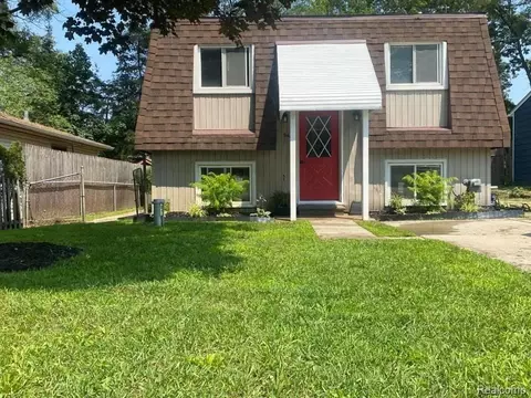 945 Olreana Rd, White Lake, MI 48386
