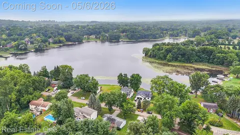 12161 Della Dr, Brighton, MI 48114