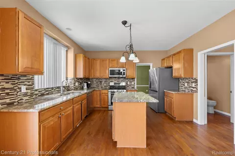 Kitchen - 49385 Central Park E, Shelby Township, MI 48317 photo 4 of 4