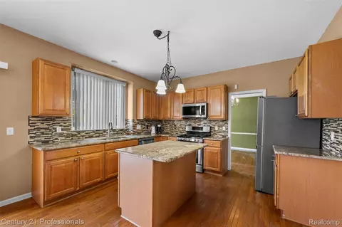 Kitchen - 49385 Central Park E, Shelby Township, MI 48317 photo 3 of 4
